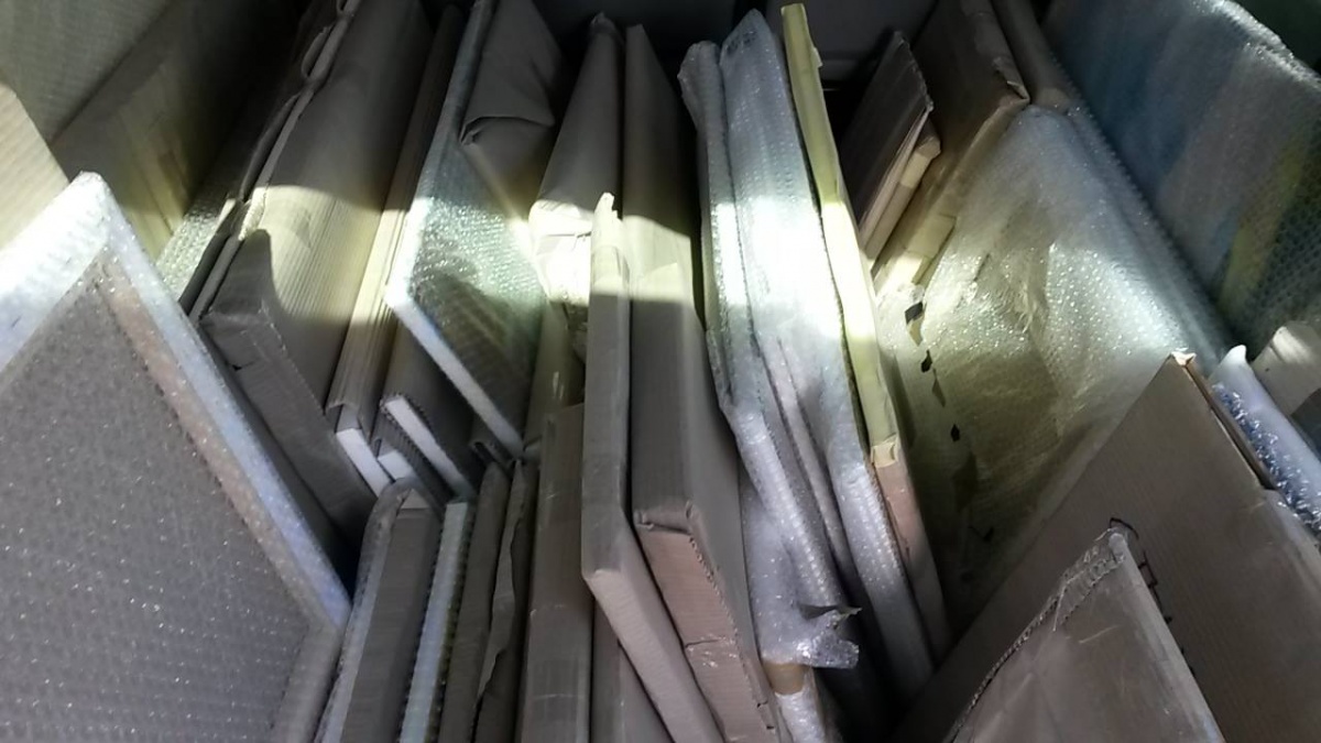 Az átadásra váró képek, útra készen...